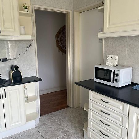 Alvalade II Airport Guest House Lisbon Bagian luar foto