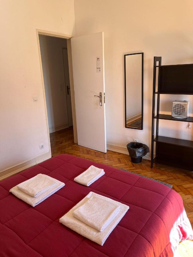 Alvalade II Airport Guest House Lisbon Bagian luar foto