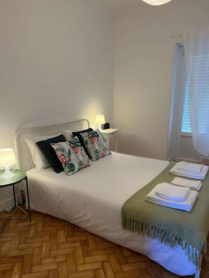 Alvalade II Airport Guest House Lisbon Bagian luar foto