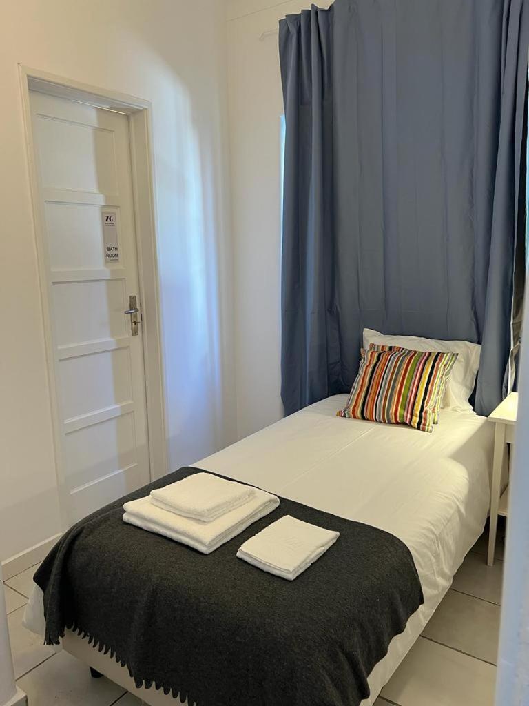 Alvalade II Airport Guest House Lisbon Bagian luar foto