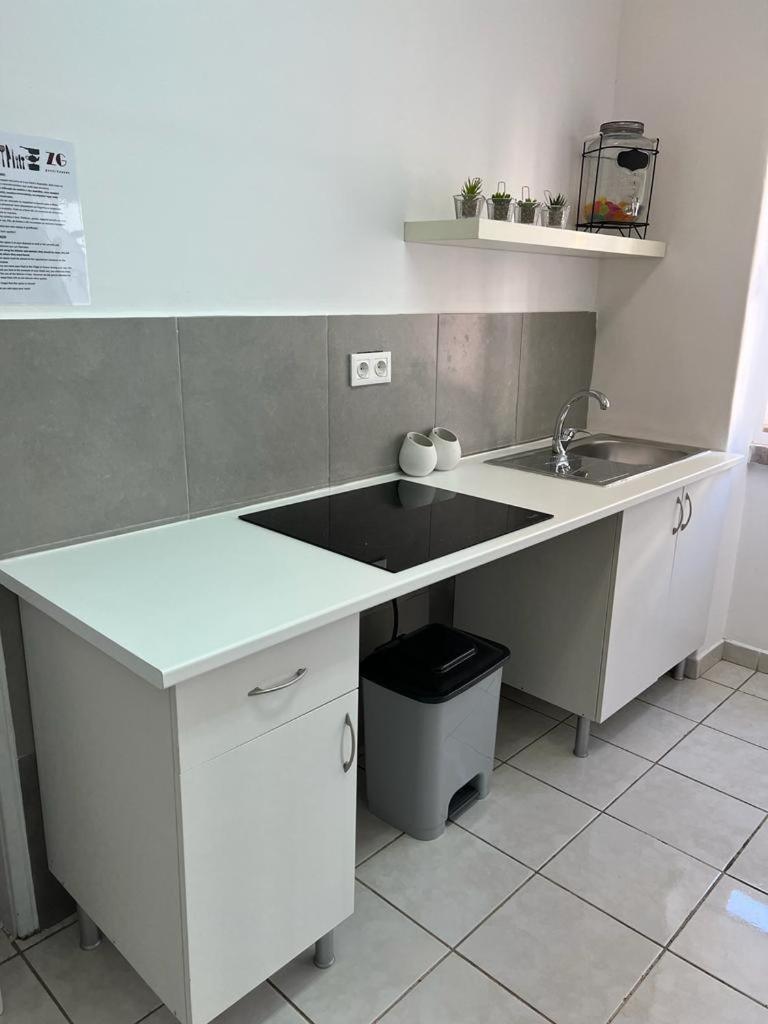 Alvalade II Airport Guest House Lisbon Bagian luar foto