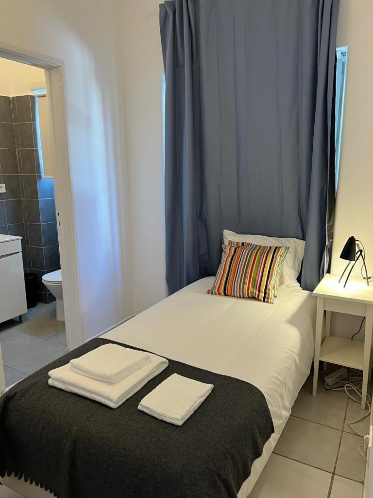 Alvalade II Airport Guest House Lisbon Bagian luar foto