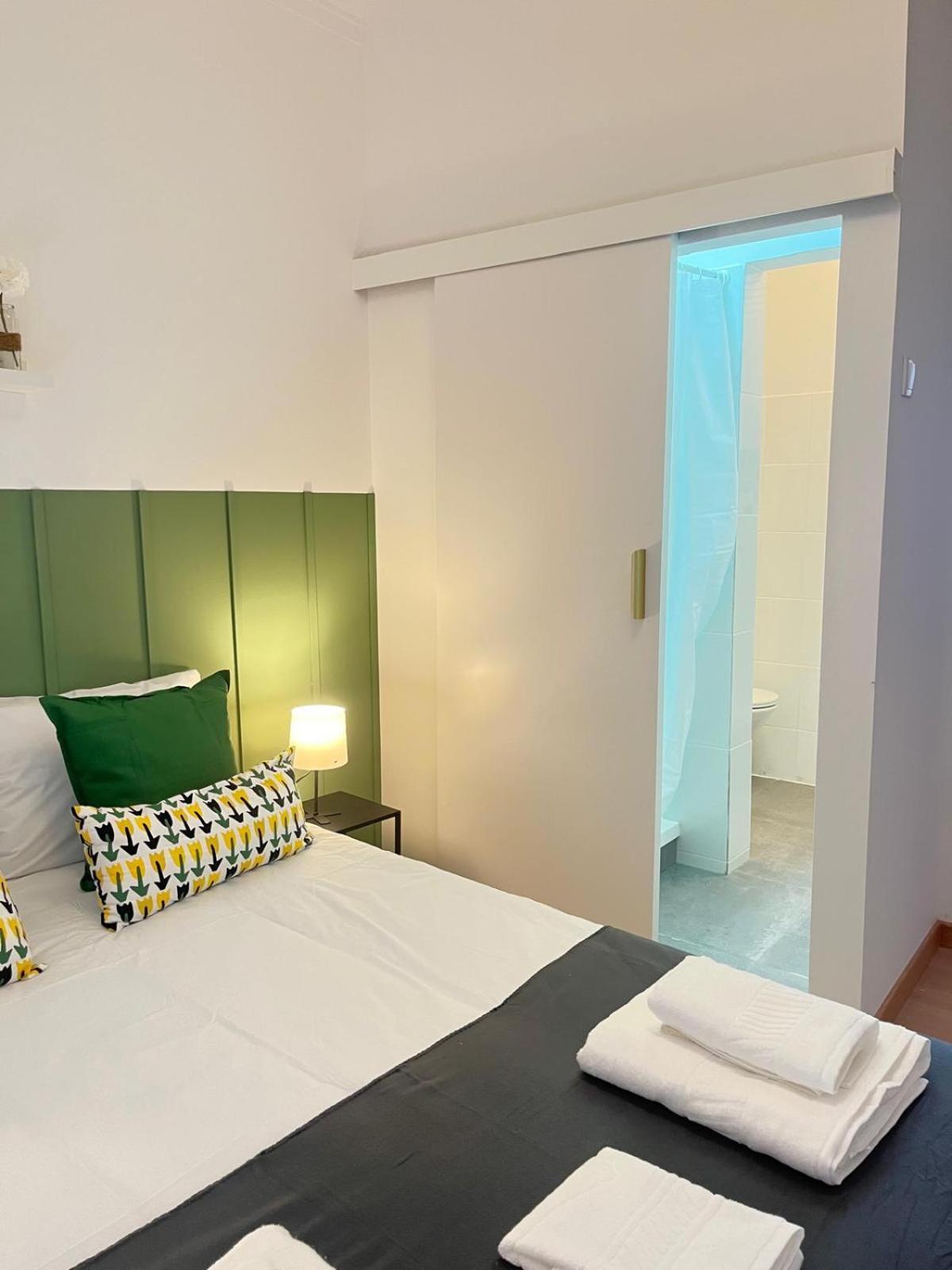 Alvalade II Airport Guest House Lisbon Bagian luar foto