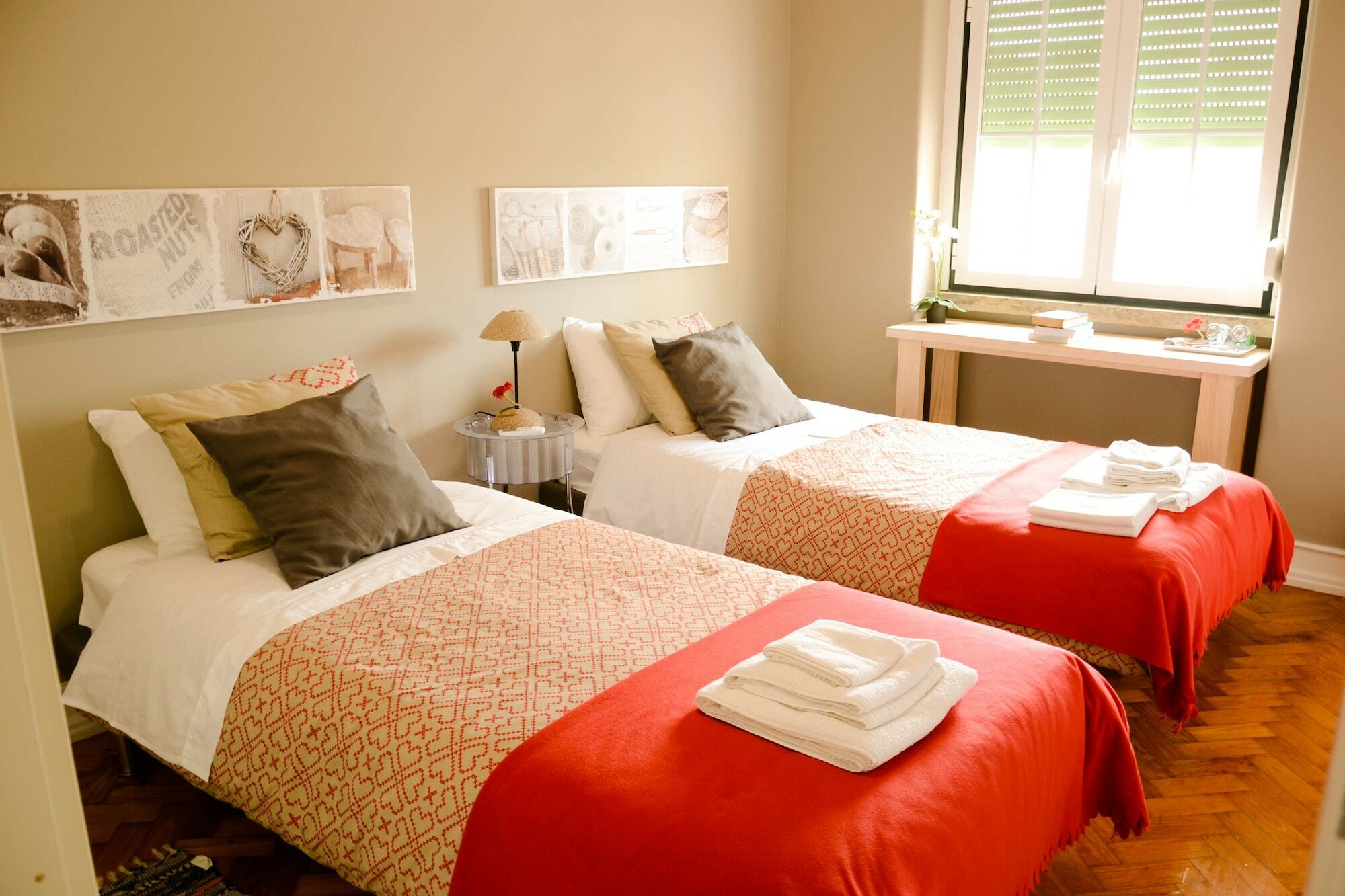 Alvalade II Airport Guest House Lisbon Bagian luar foto